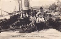 0814 - Opa Tieben (links mit Weste und Bierflasche) im Hafen von Neustadt nach Entladung eines Frachtseglers 20er Jahre