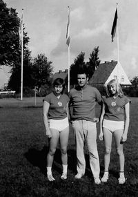 10392 - (0206) - TSV Sch&uuml;lerverb&auml;ndekampf am 01.09.1973 in Heikendorf &ndash; v.l. Gabriela Motz, Trainer Harry Bertelson, Barbara Oberbeck